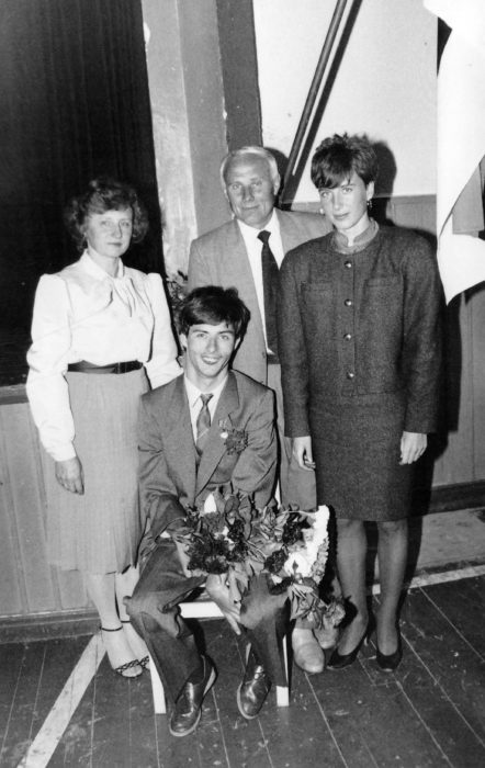 PÕHIKOOLI LÕPETAMINE 1989. AASTAL: See oli ühtlasi Meelisele ka esimene kord koolis olla. Pildil õnnitlevad teda ema, isa ja õde.